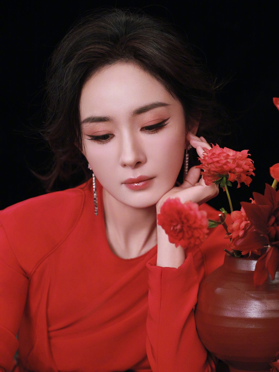 杨幂花影倚肩低语暗涌 唯有那一抹红在生长漫溢  第11张