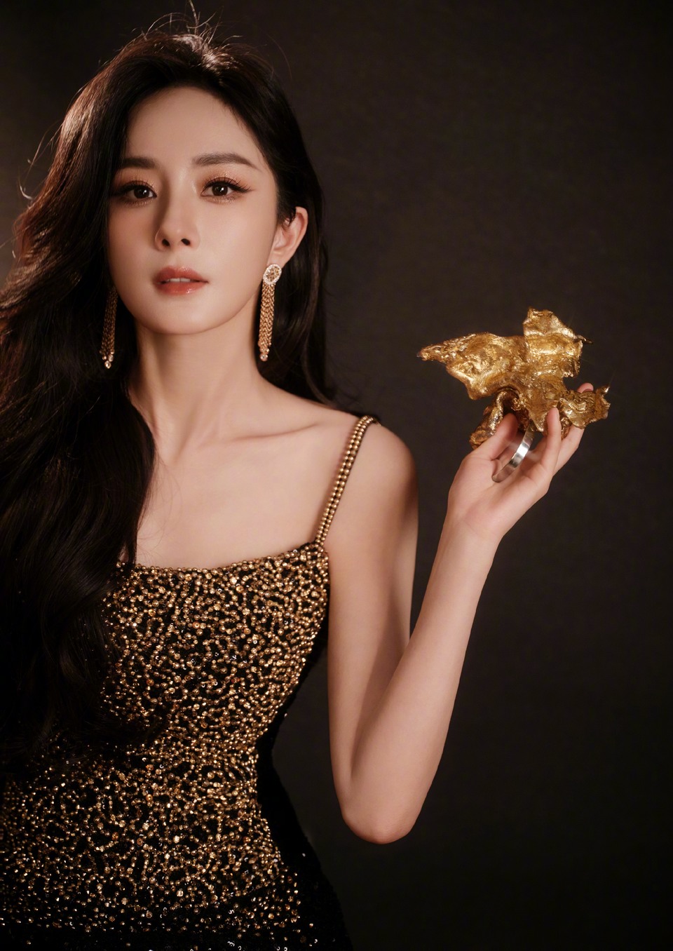 杨幂周身萦绕缕缕光晕 万物随之敛息缓缓盘旋  第9张