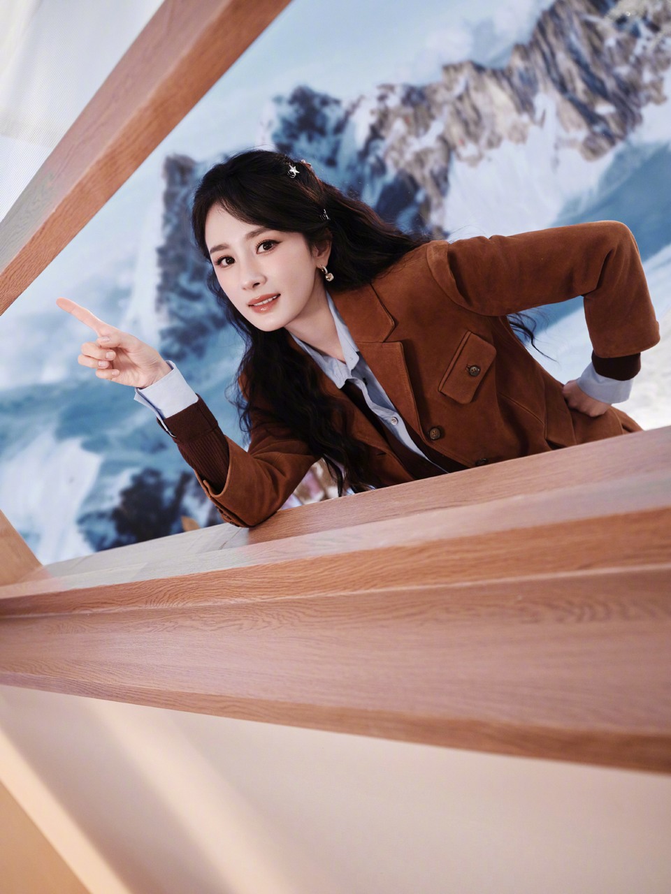 杨幂从藏满温暖的木屋走出 踏入一个琥珀色的梦  第9张
