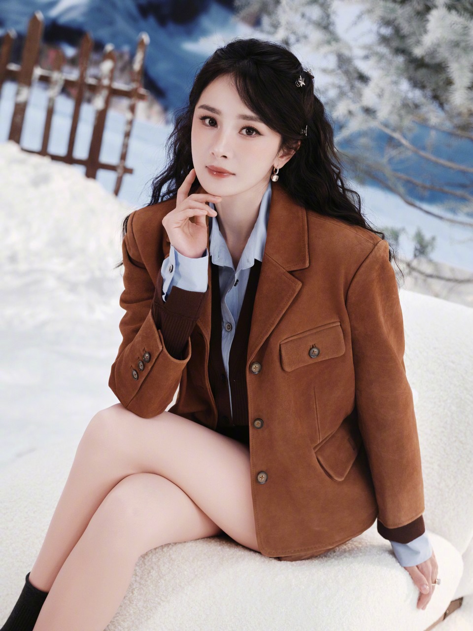 杨幂从藏满温暖的木屋走出 踏入一个琥珀色的梦  第6张