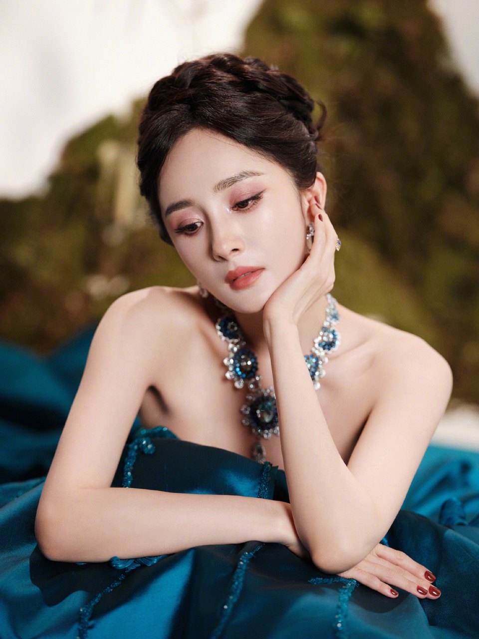 杨幂着一条会生长的裙 让花从脉络中苏醒  第8张