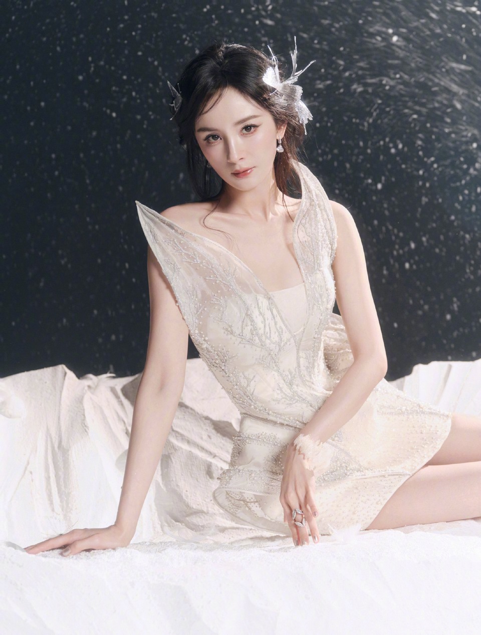 杨幂悄然栖于她发间 翅翼轻颤与其同频共振  第7张