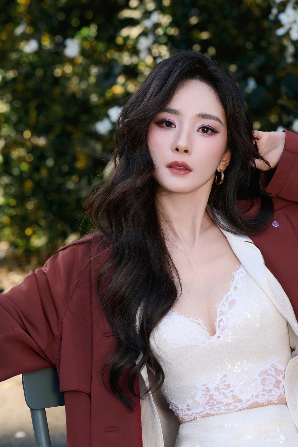 杨幂漫步街头每一步都带着的从容 是在光下透出的惬意  第5张