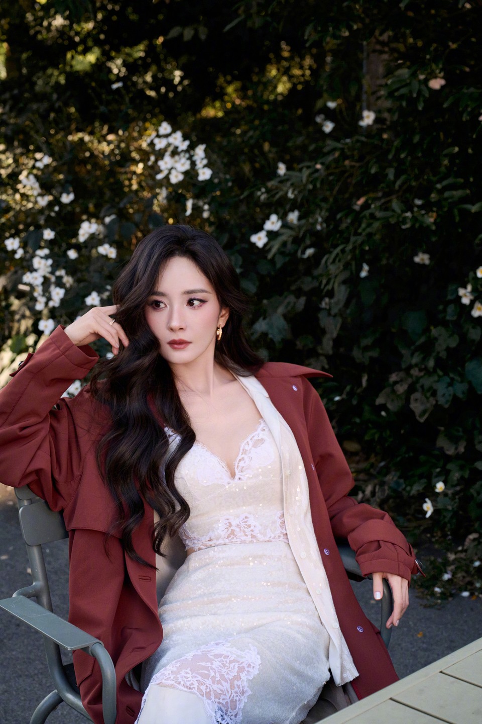杨幂漫步街头每一步都带着的从容 是在光下透出的惬意  第11张