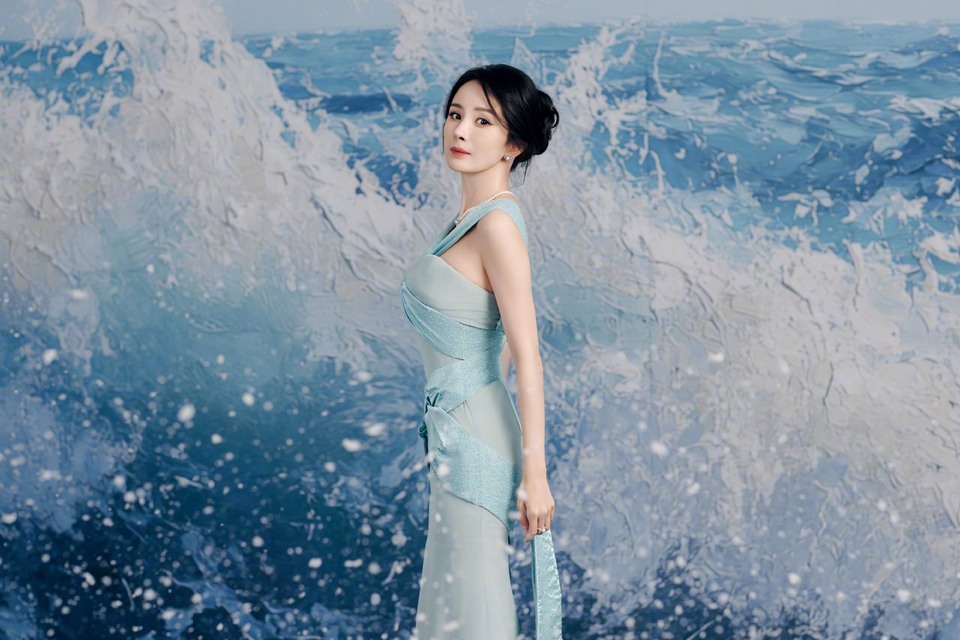 杨幂流动的光雾是空气的浅梦 只把温柔落在风里  第3张