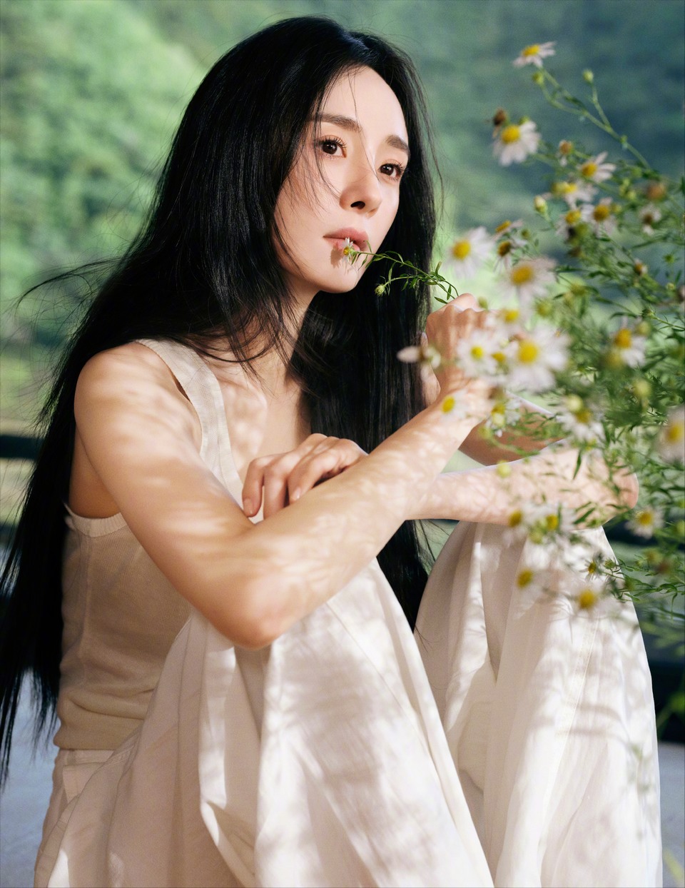杨幂心归处见本真 花自山野中来色彩诞生于纯白  第10张