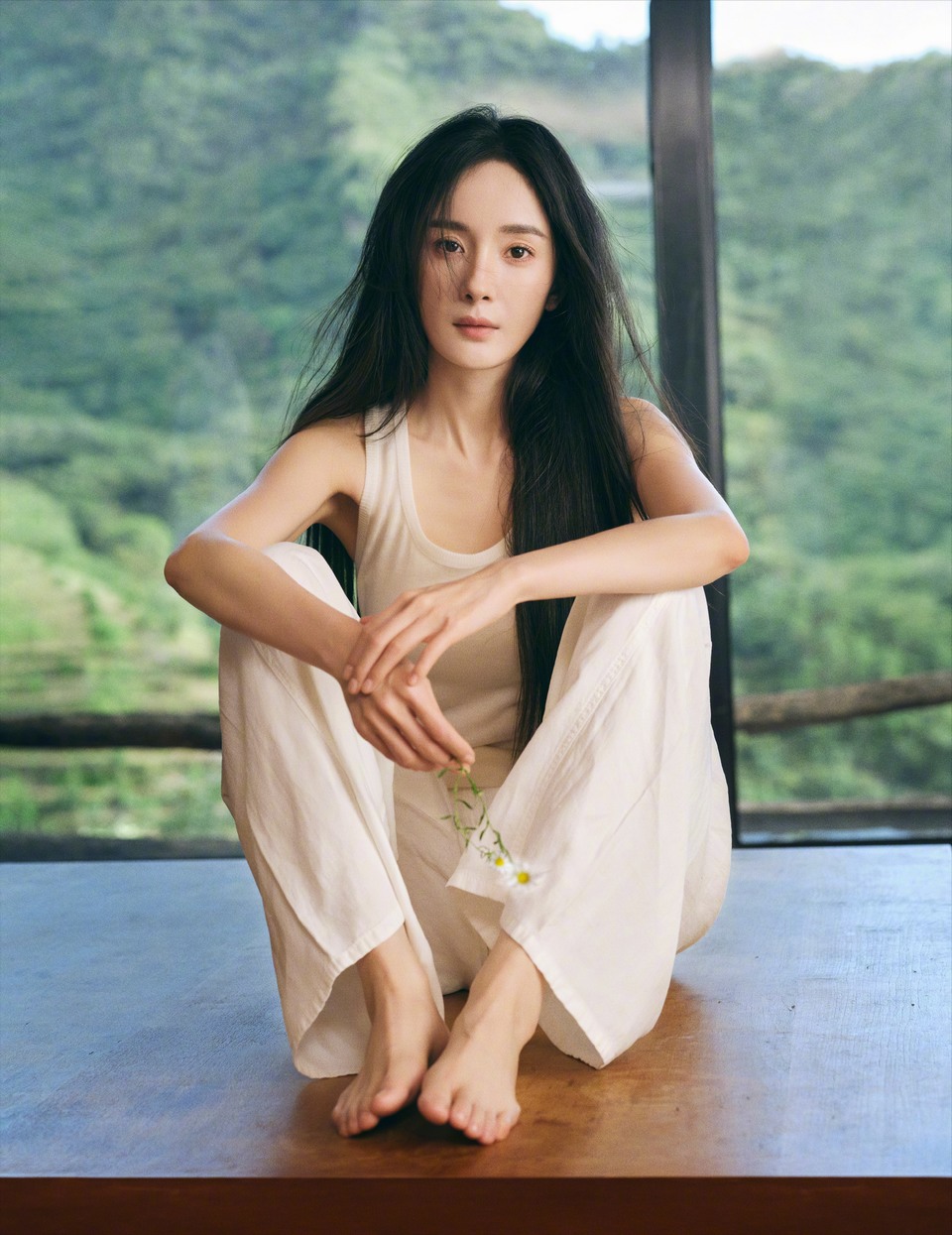 杨幂心归处见本真 花自山野中来色彩诞生于纯白  第6张