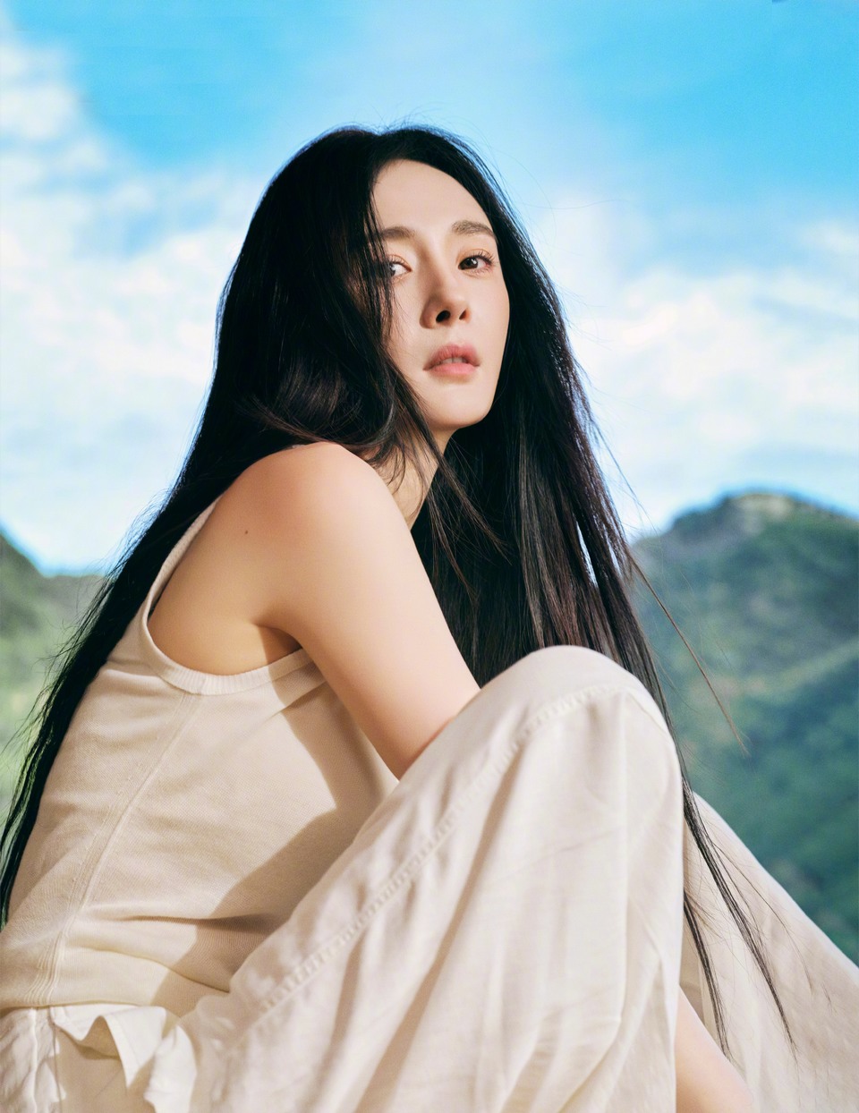 杨幂心归处见本真 花自山野中来色彩诞生于纯白  第5张