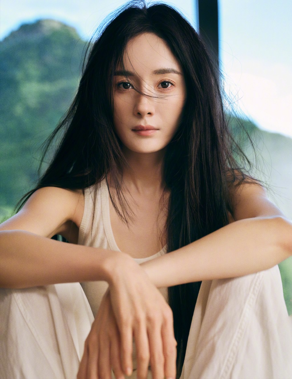 杨幂心归处见本真 花自山野中来色彩诞生于纯白  第8张