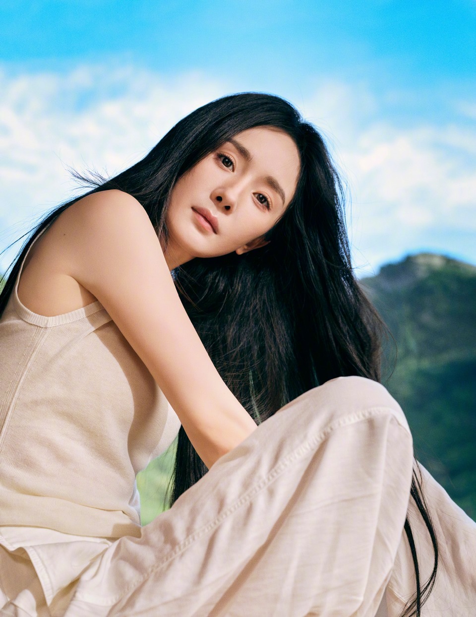 杨幂心归处见本真 花自山野中来色彩诞生于纯白  第7张
