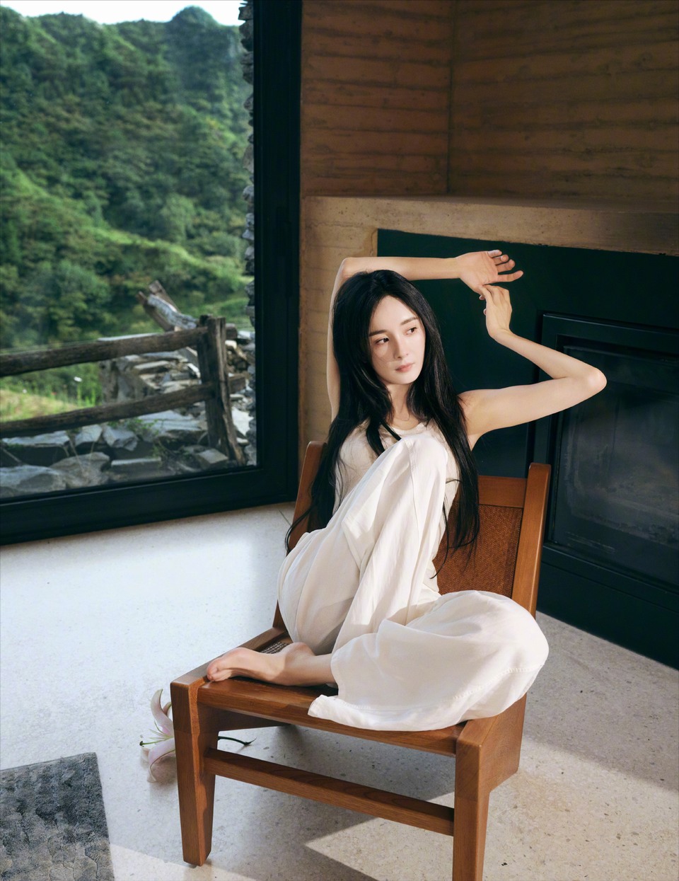 杨幂心归处见本真 花自山野中来色彩诞生于纯白  第3张
