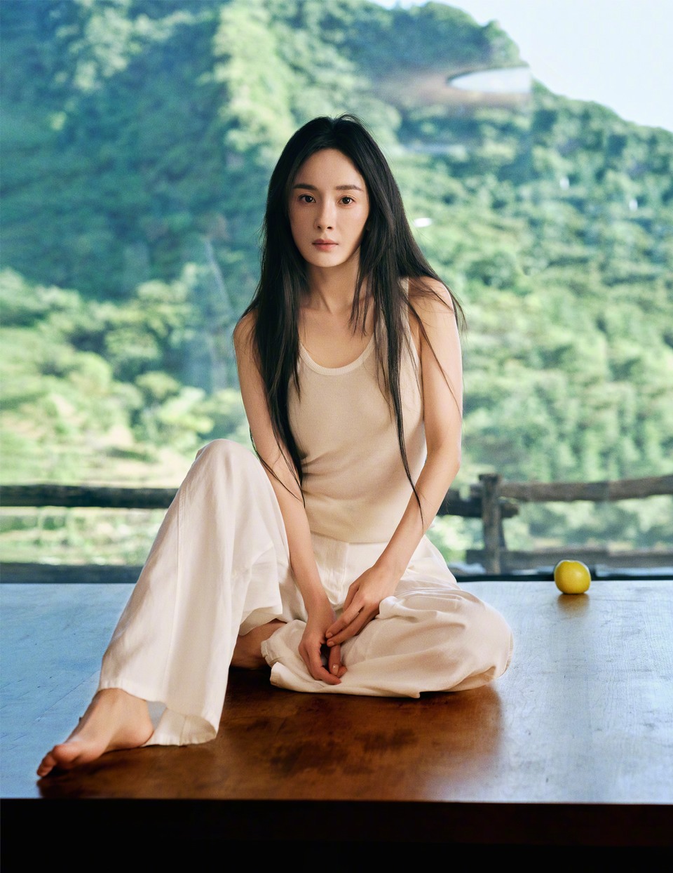 杨幂心归处见本真 花自山野中来色彩诞生于纯白