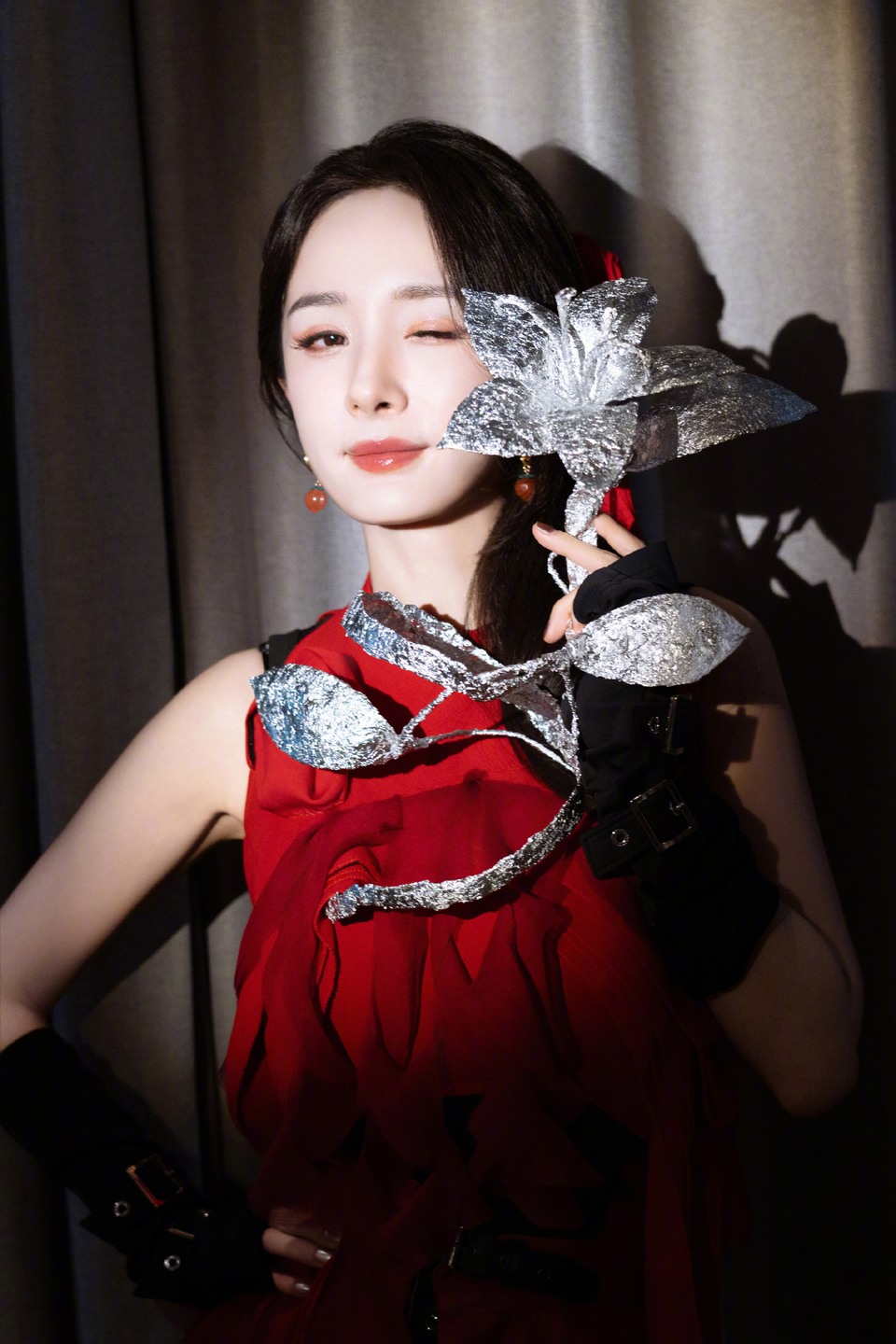 杨幂游轮舞会竟藏着一朵银色的花 绘就一抹绚烂  第6张