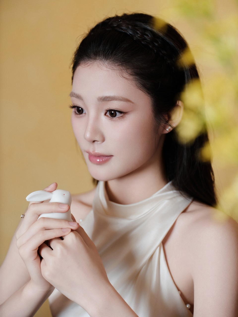 姚晓棠愿得盈满感官漫游 低头细嗅花香织就秘境  第8张