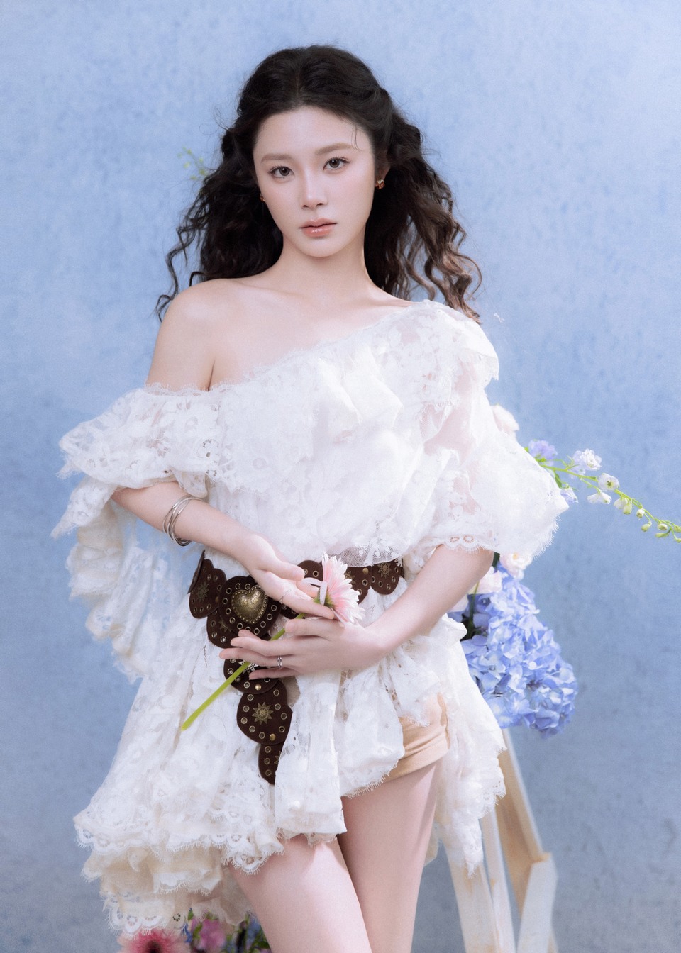 姚晓棠与花为伴与爱共舞 聚光灯下让心灵飞舞腾空  第5张