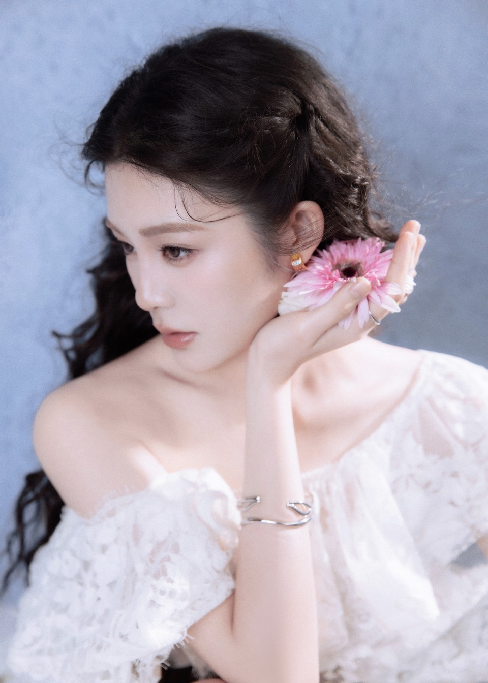 姚晓棠与花为伴与爱共舞 聚光灯下让心灵飞舞腾空  第8张