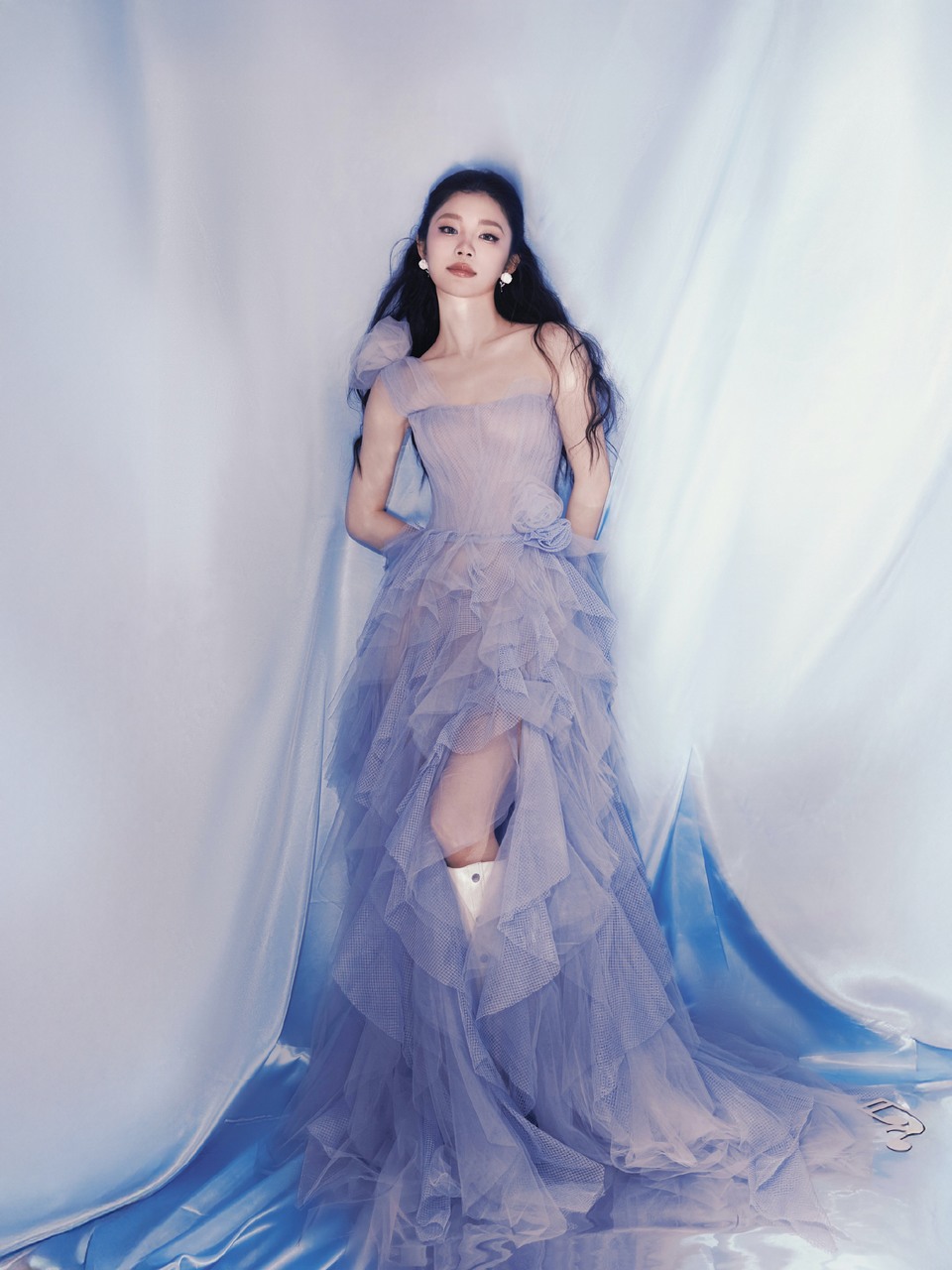 姚晓棠波光下与水蓝相得益彰 带来一抹清凉  第2张