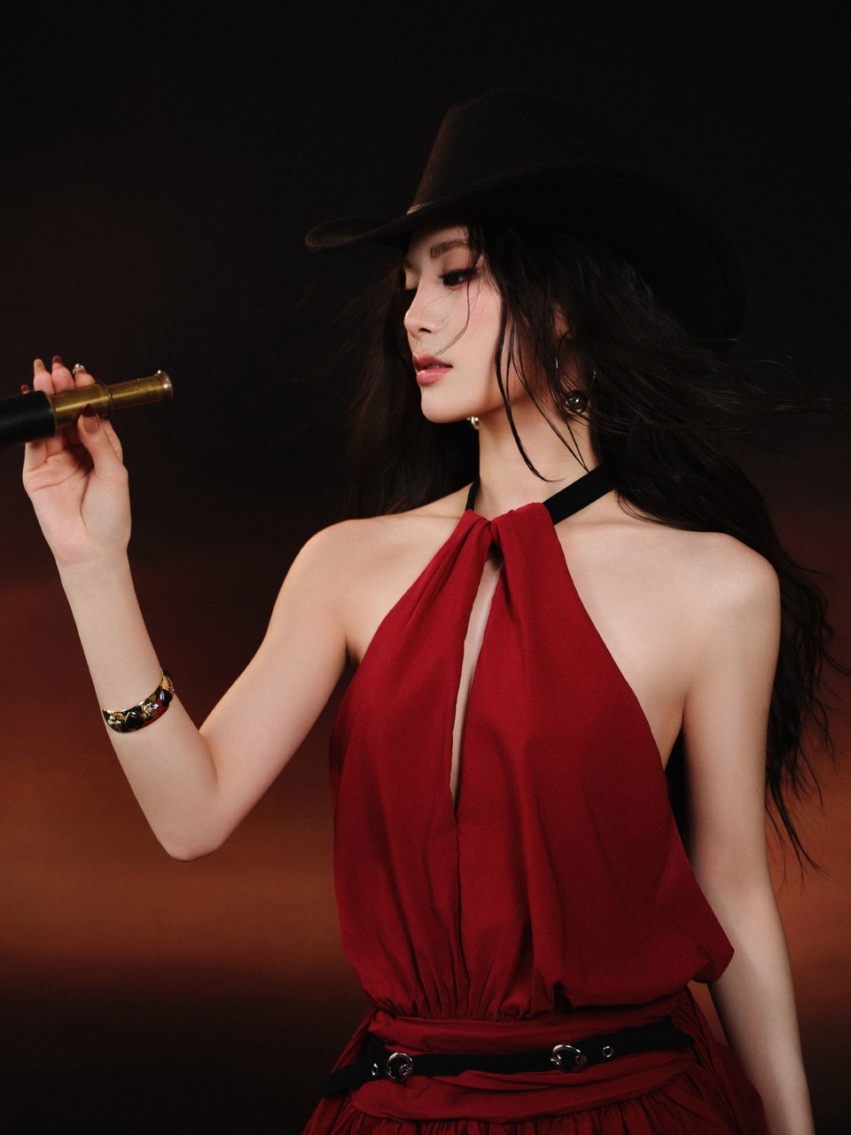 姚晓棠一抹深褐色中的鲜红 一束大漠里的微光  第6张