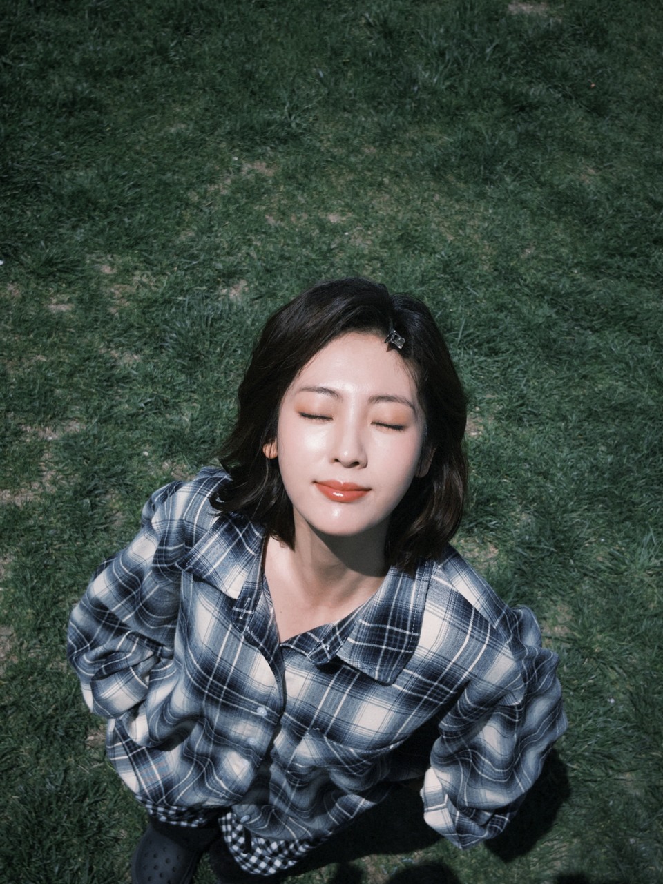 邢菲一个满分的午后 在青草地上被太阳晒成快乐小狗  第5张