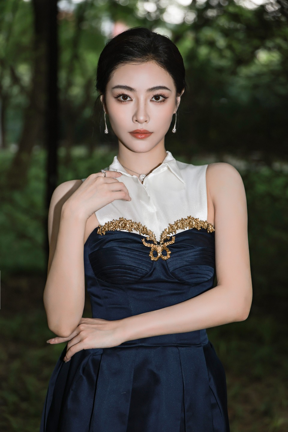 许佳琪以非凡韵味演绎时尚新章 记录一些美丽时刻