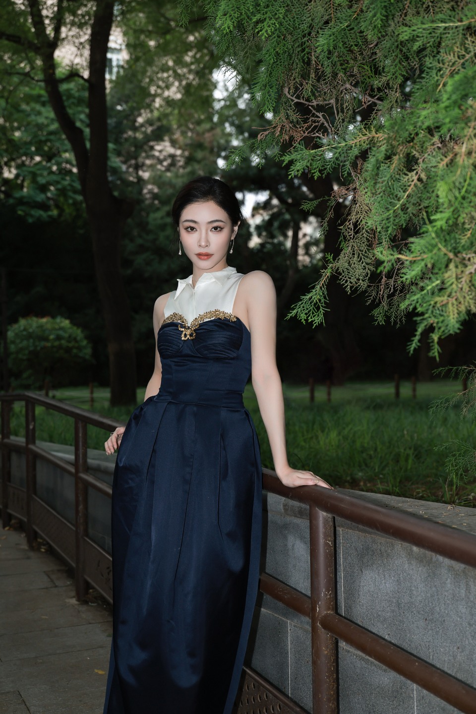 许佳琪以非凡韵味演绎时尚新章 记录一些美丽时刻