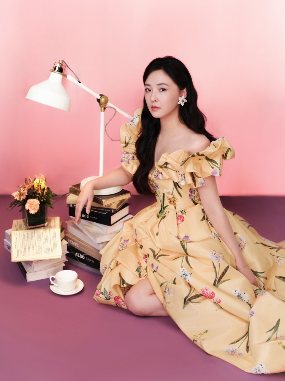 吴倩轻提罗裙公主款款而来 轻拢裙间花影同赴之约  第9张