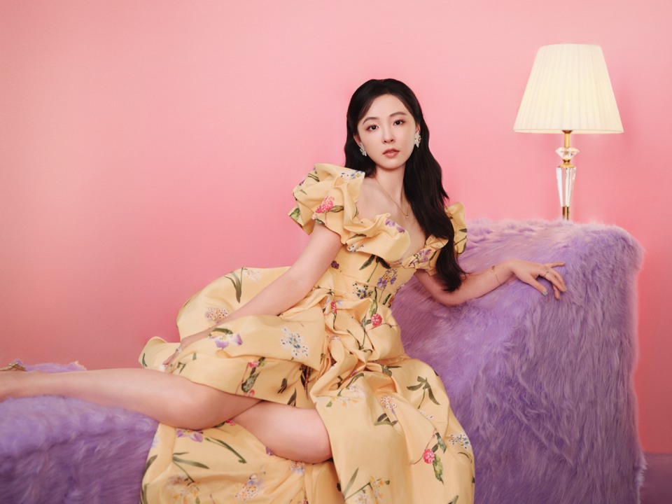 吴倩轻提罗裙公主款款而来 轻拢裙间花影同赴之约  第7张