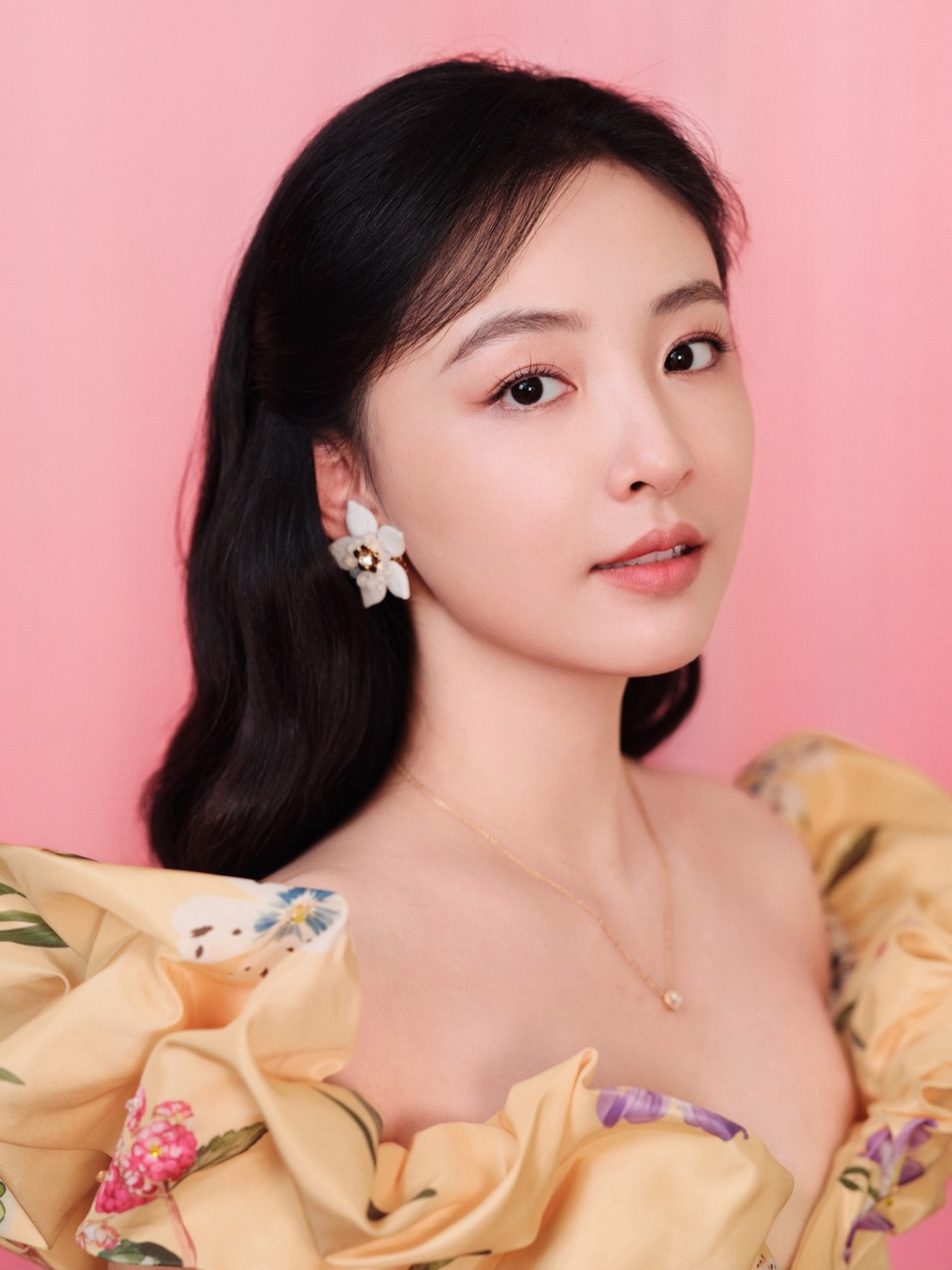 吴倩轻提罗裙公主款款而来 轻拢裙间花影同赴之约