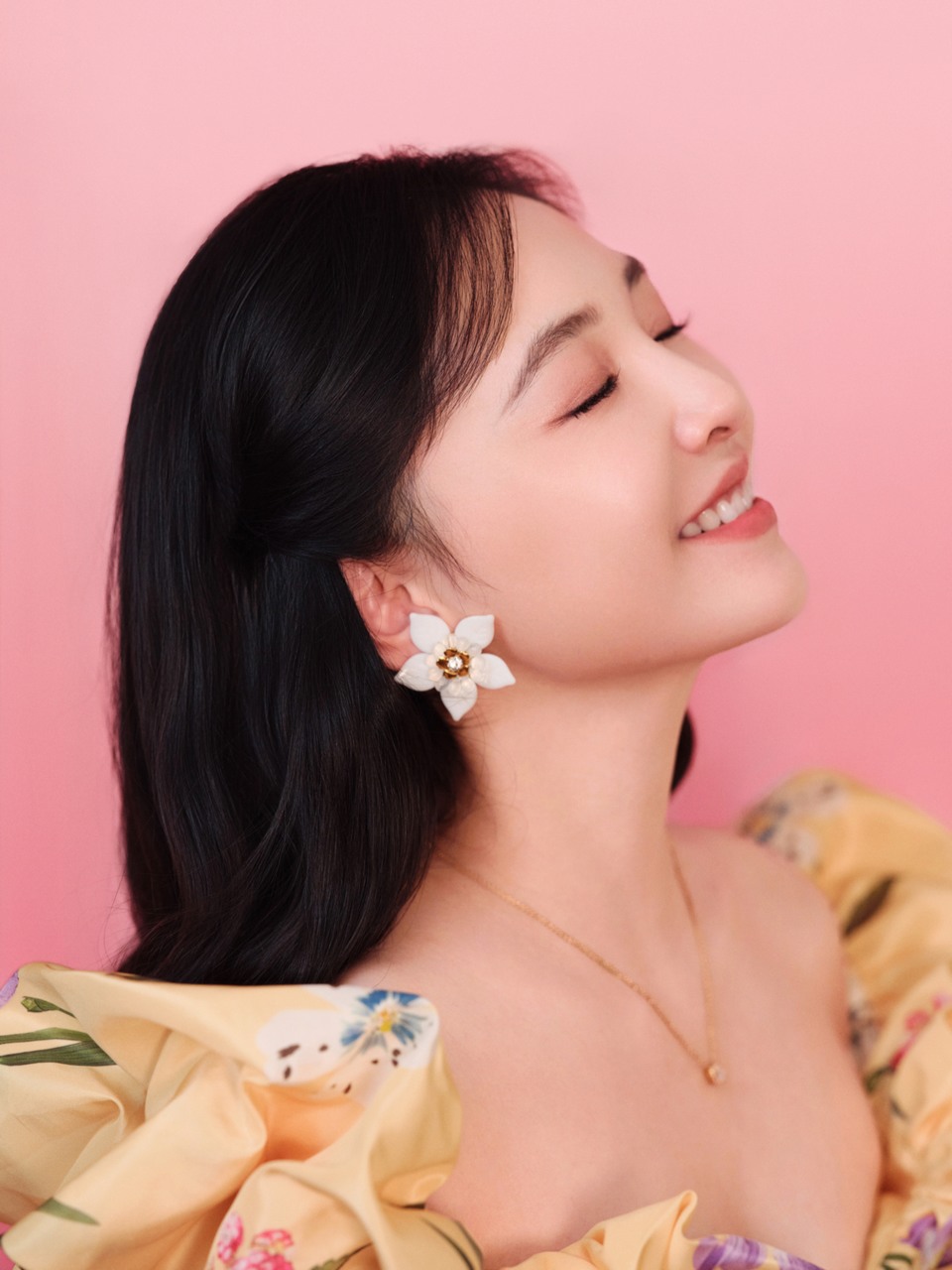 吴倩轻提罗裙公主款款而来 轻拢裙间花影同赴之约