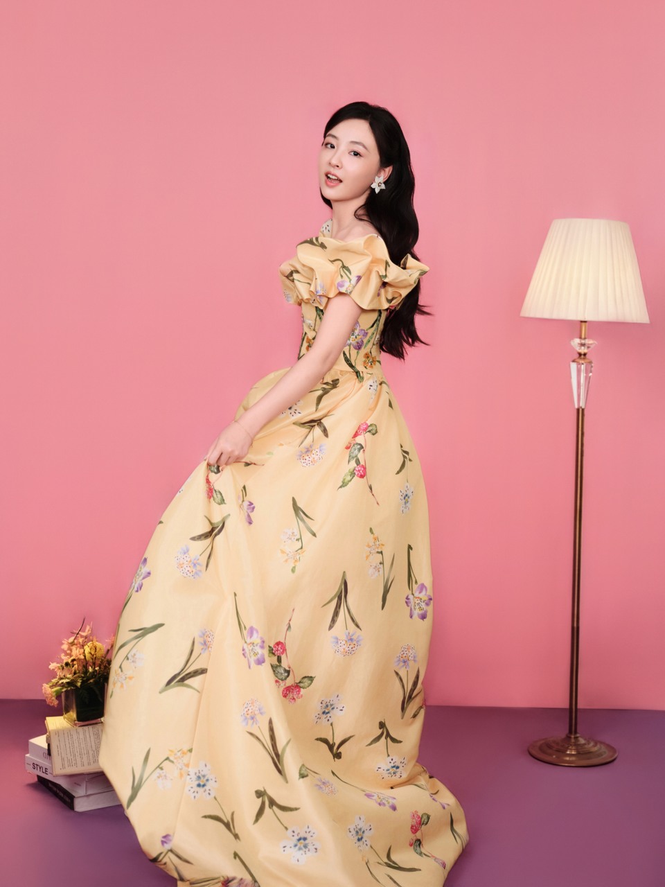 吴倩轻提罗裙公主款款而来 轻拢裙间花影同赴之约