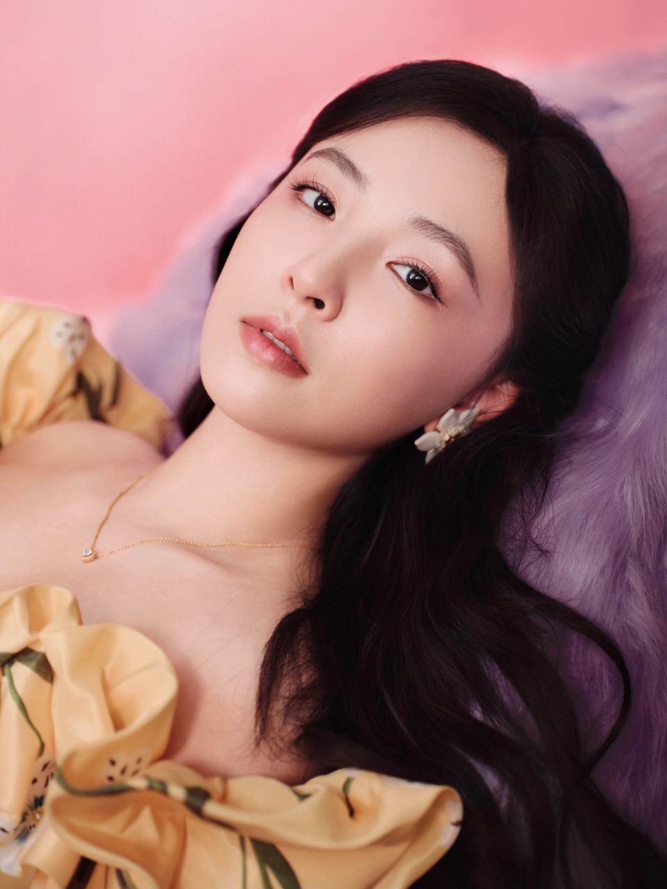 吴倩轻提罗裙公主款款而来 轻拢裙间花影同赴之约  第8张