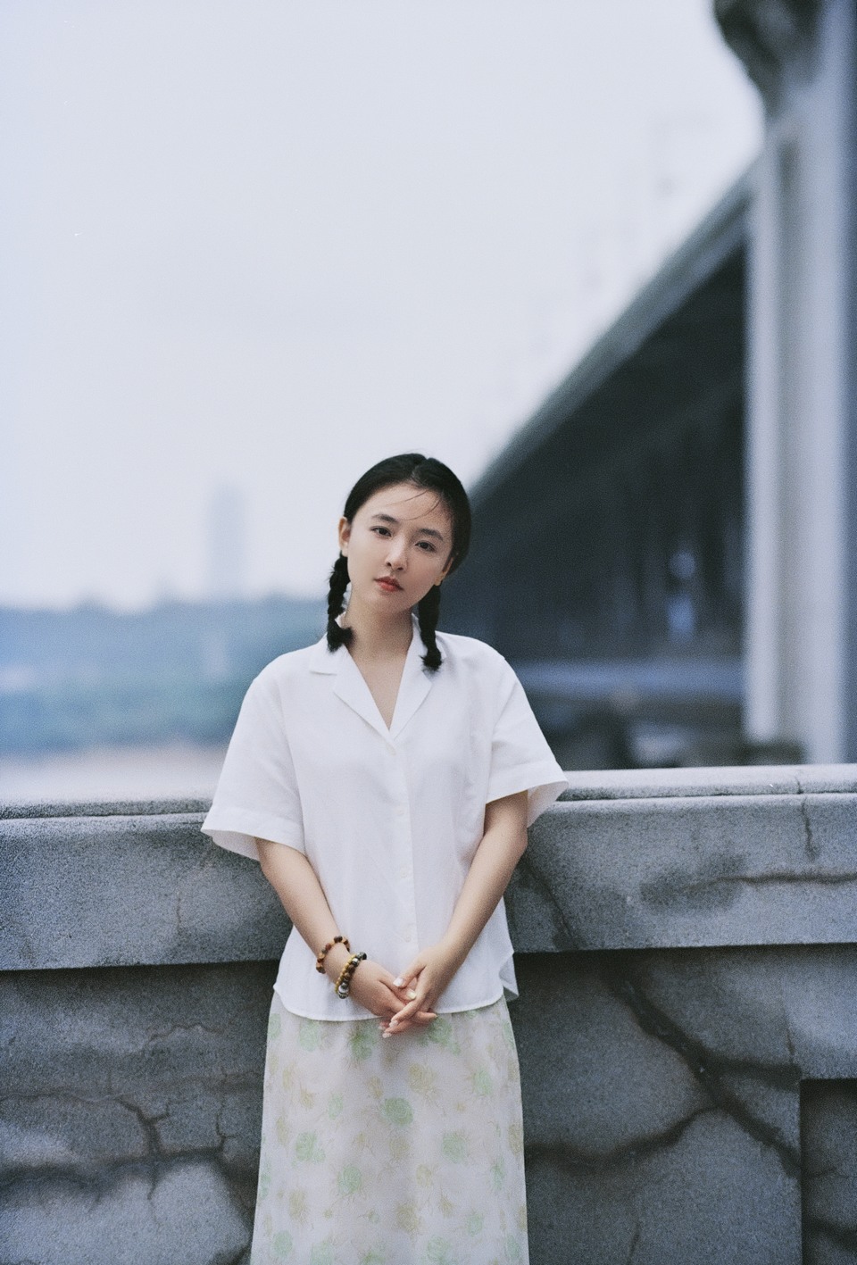 吴倩江波桥影临摹成画 倩影依栏白衫静立