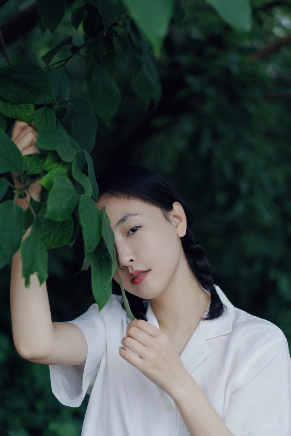 吴倩江波桥影临摹成画 倩影依栏白衫静立