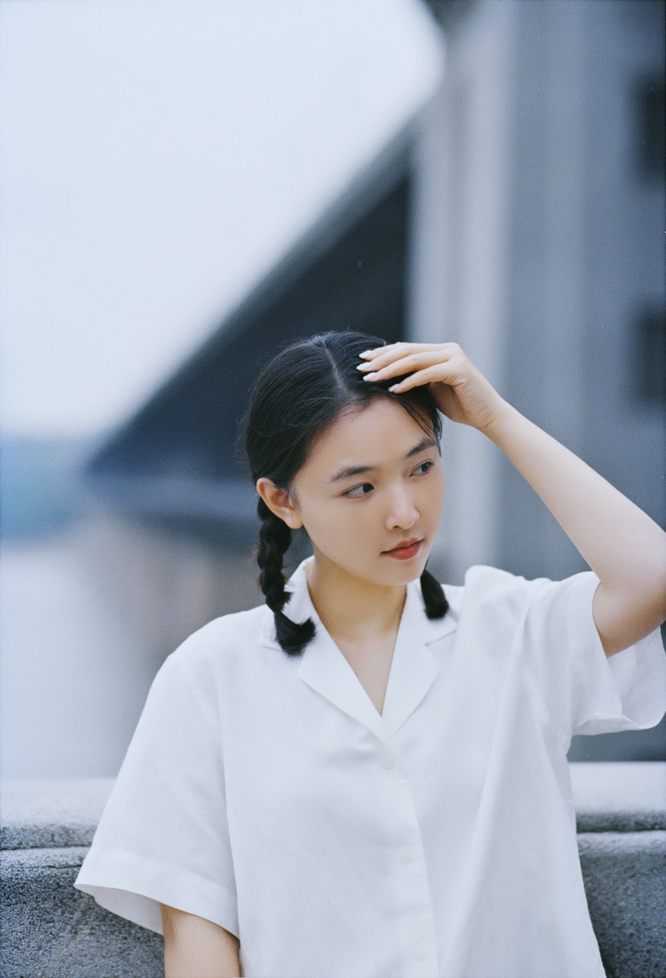 吴倩江波桥影临摹成画 倩影依栏白衫静立