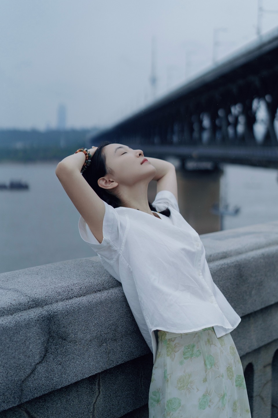吴倩江波桥影临摹成画 倩影依栏白衫静立  第7张