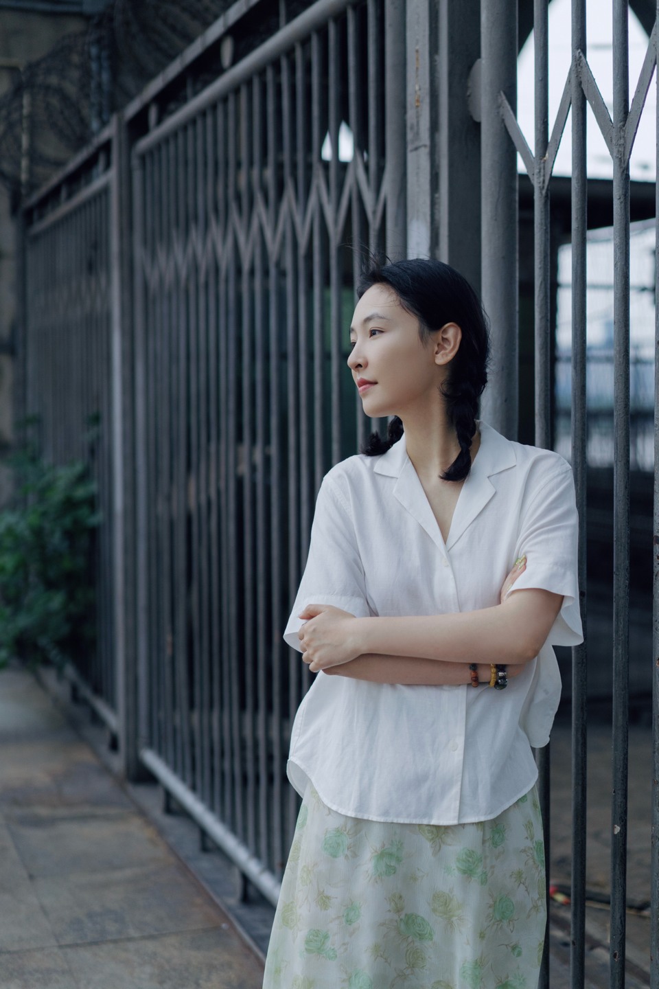 吴倩江波桥影临摹成画 倩影依栏白衫静立
