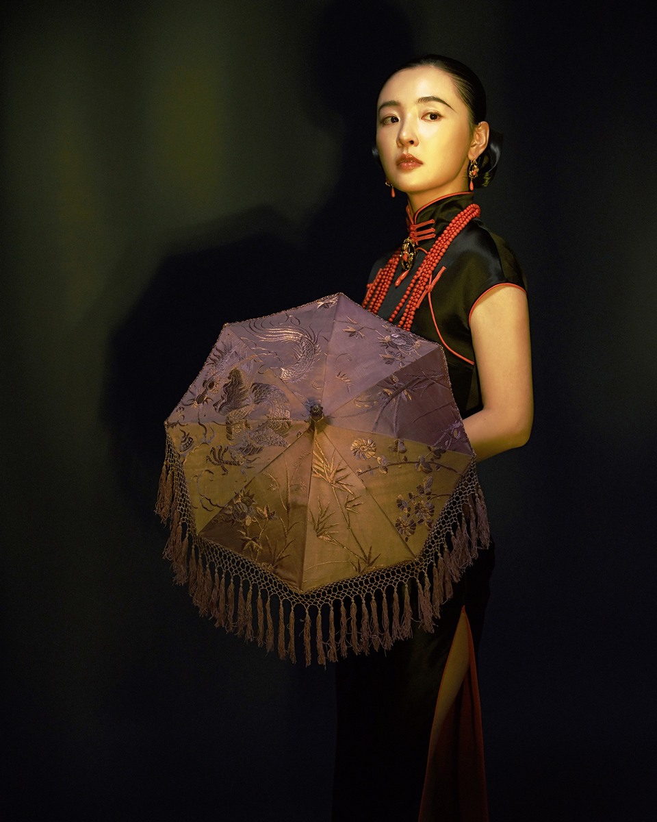 吴倩剪影伏光观风月 漫步花盛处安静且从容