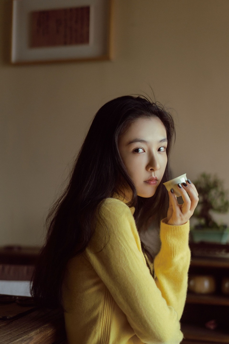 吴倩分享东湖落日下的长发美倩 湖天一色寻芳径