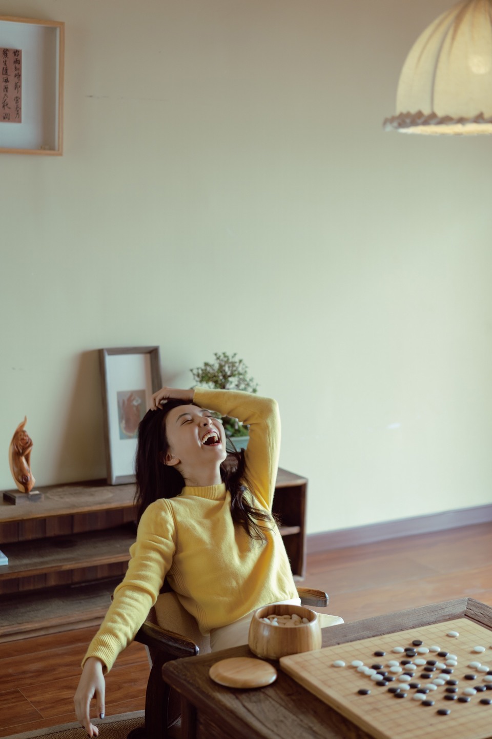 吴倩分享东湖落日下的长发美倩 湖天一色寻芳径