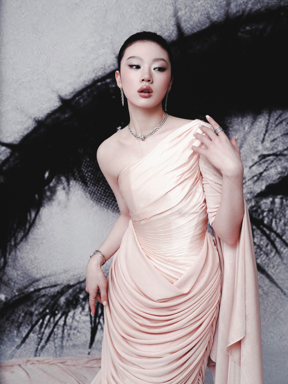 单依纯裙摆摇曳 编织一场关于音乐的视听美梦  第5张