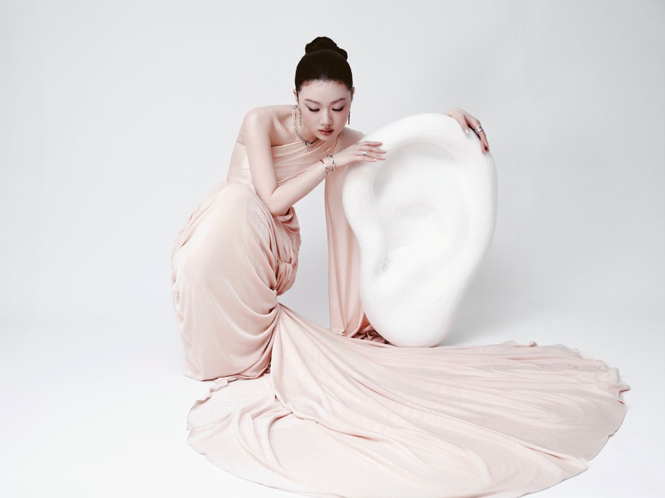 单依纯裙摆摇曳 编织一场关于音乐的视听美梦  第7张