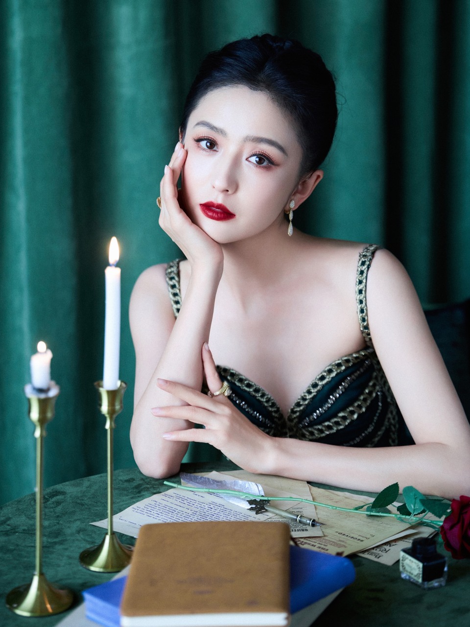 佟丽娅烛光雕刻轮廓时光 静立于幕前如诗如剧  第2张