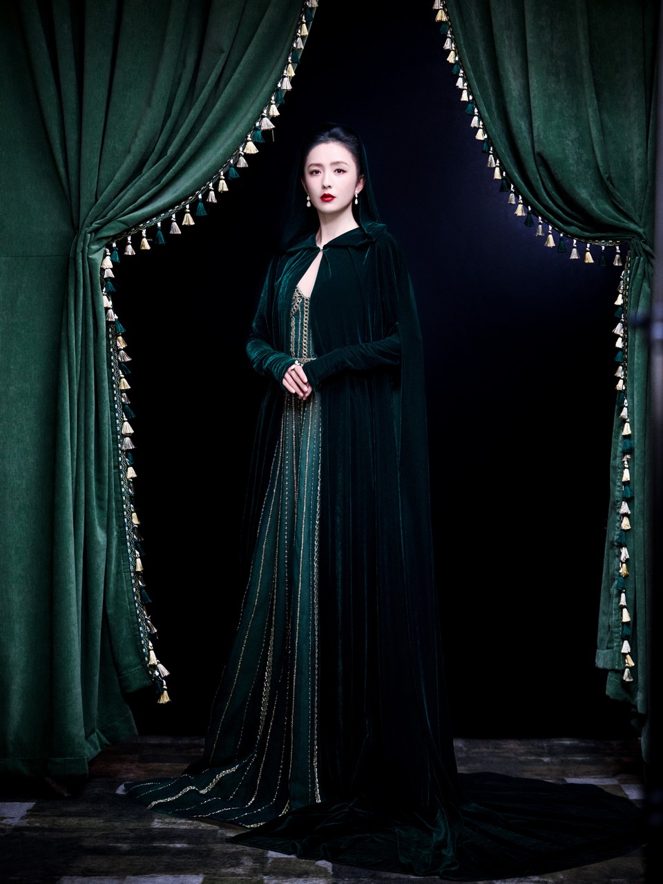 佟丽娅烛光雕刻轮廓时光 静立于幕前如诗如剧