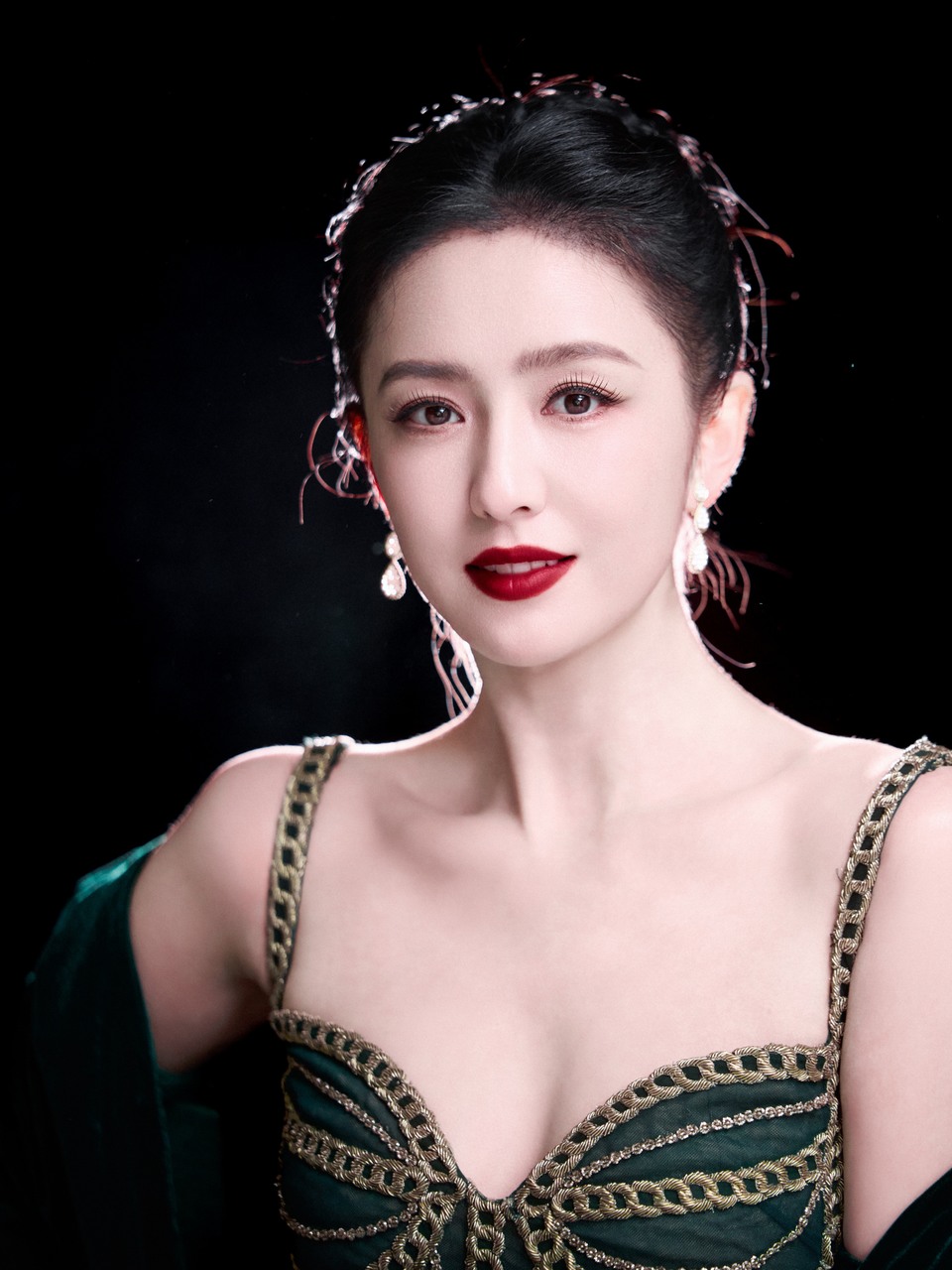 佟丽娅烛光雕刻轮廓时光 静立于幕前如诗如剧  第8张