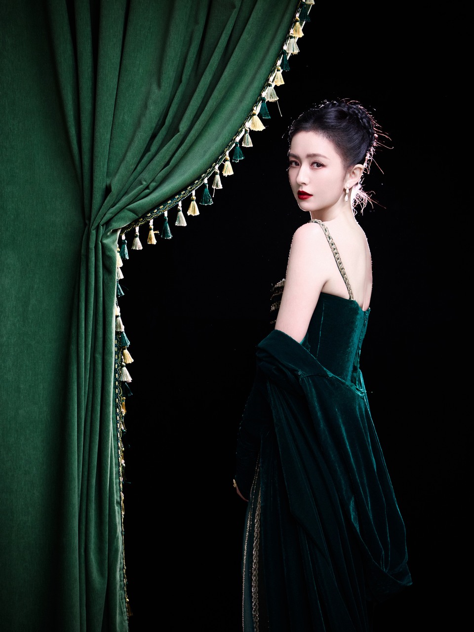 佟丽娅烛光雕刻轮廓时光 静立于幕前如诗如剧  第7张