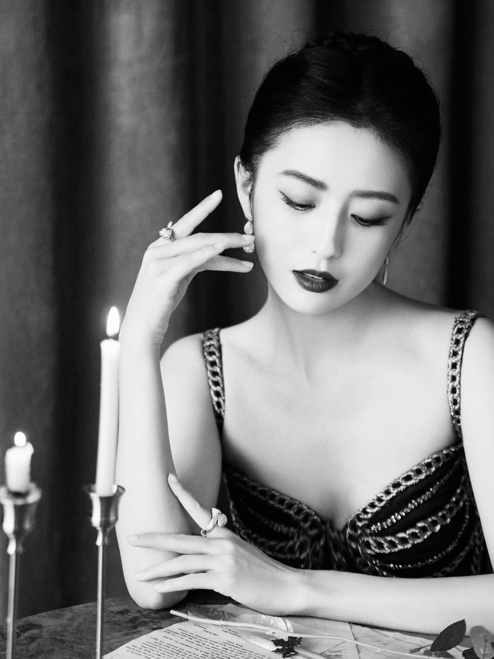 佟丽娅烛光雕刻轮廓时光 静立于幕前如诗如剧  第3张