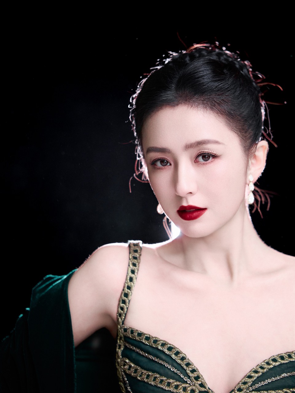 佟丽娅烛光雕刻轮廓时光 静立于幕前如诗如剧  第5张