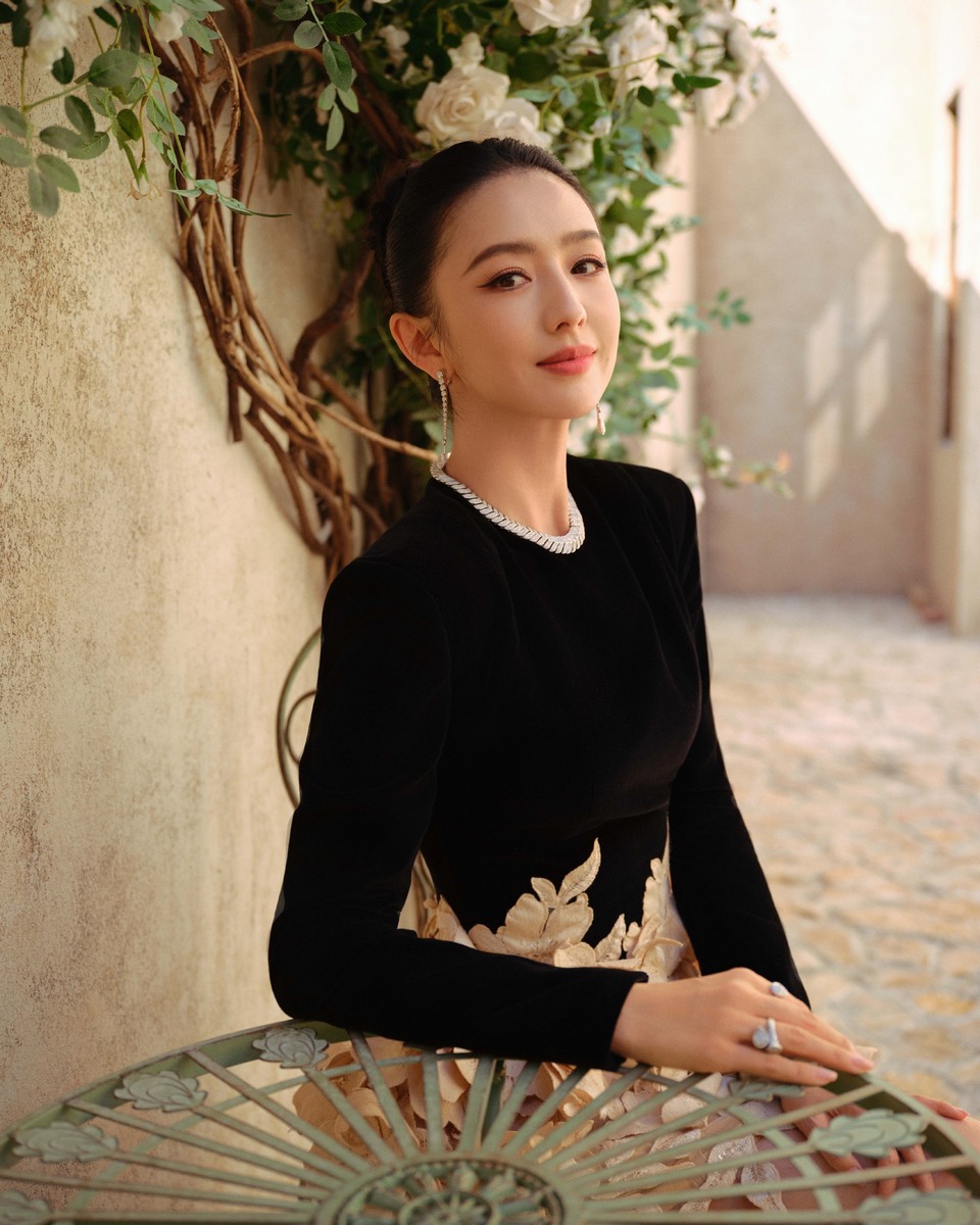 佟丽娅身披秋光漫影 徜徉光影一百廿载长河