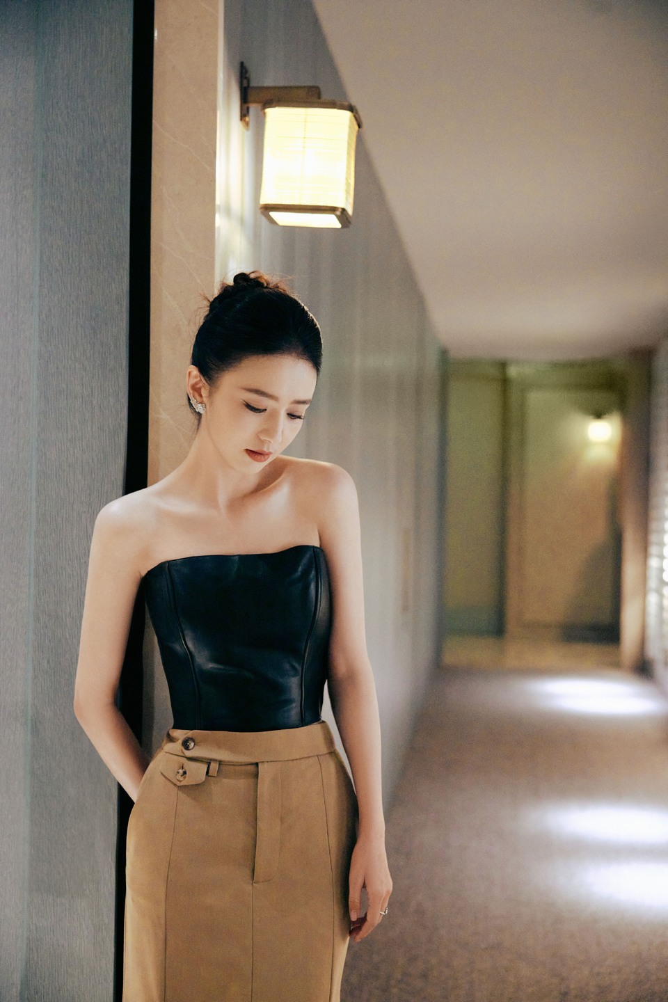 佟丽娅利落轮廓衬从容气场 质感格调映思想锋芒