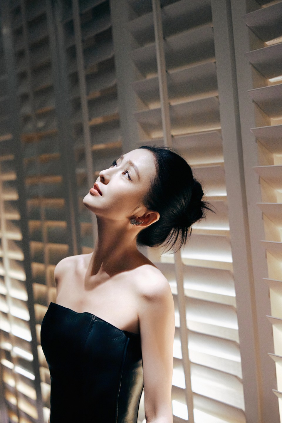 佟丽娅利落轮廓衬从容气场 质感格调映思想锋芒
